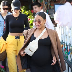 Christina Milian enceinte a déjeuné avec son amie Nicole Williams au restaurant Ivy à los Angeles le 14 janvier 2020.