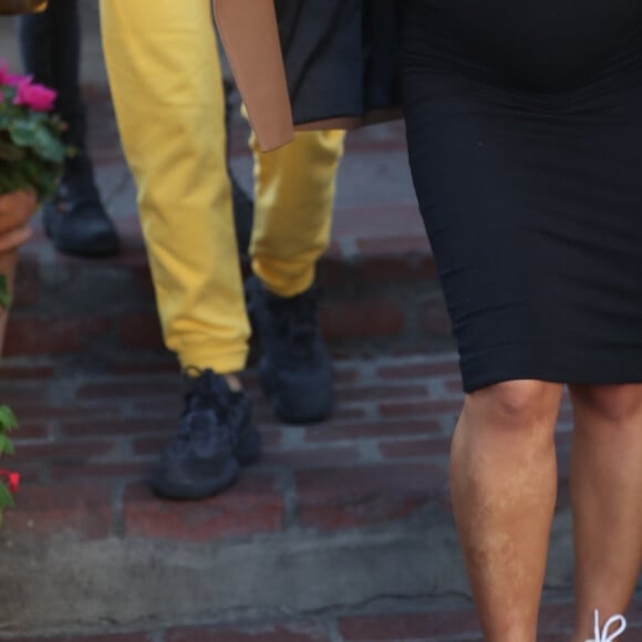 Christina Milian enceinte a déjeuné avec son amie Nicole Williams au restaurant Ivy à los Angeles le 14 janvier 2020.
