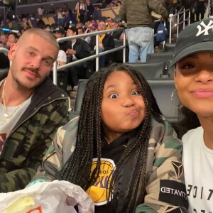 Violet (9 ans), la fille de Christina Milian, sur Instagram. Avec M. Pokora au Staples Center. Février 2020.