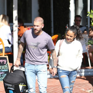 Matt Pokora et sa compagne Christina Milian se baladent avec leur fils Isaiah dans le quartier de West Hollywood à Los Angeles. La petite famille est allée déjeuner chez Fred Segal. Le 11 février 2020.