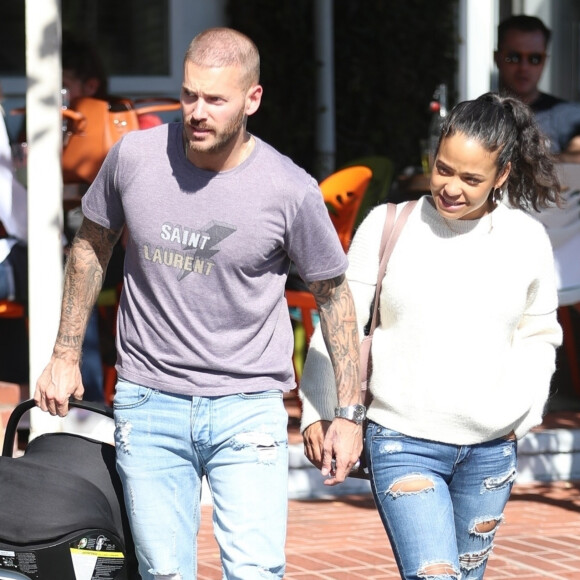 Matt Pokora et sa compagne Christina Milian se baladent avec leur fils Isaiah dans le quartier de West Hollywood à Los Angeles. La petite famille est allée déjeuner chez Fred Segal. Le 11 février 2020.
