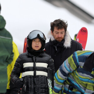 Exclusif - Jade Hallyday et Pascal Balland - Laeticia Hallyday et son compagnon Pascal Balland lors d'une journée au ski à la station "Big Sky" dans le Montana avec leurs filles respectives, le 16 février 2020. "Big Sky" dans le Montana est une station huppée dans la région de Yellowstone, le fameux parc national. Elle n'est pas très loin de la station de ski complètement privée la plus VIP des US "Le Yellowstone Club", où les membres comme T. Brady et G. Bundchen ou encore B. Affleck, J. Garner, J. Timberlake viennent passer leur séjour au ski. Jade et Joy Hallyday (les filles de Laeticia) et Mathilde (la fille de Pascal) sont parties skier dans la matinée avec Philippe Stouvenot et sa femme Ghislaine (qui reçoivent Laeticia, Pascal et les filles dans leur villa lors de leurs vacances au ski). Les filles sont parties skier directement depuis le chalet pour rejoindre le centre de la station au pied des pistes de ski "Big Sky". Pascal les a rejoint en voiture au pied des pistes pour acheter les forfaits et les voir partir à ski avant de rentrer rejoindre Laeticia au Chalet. Laeticia et Pascal rejoignent les skieurs plus tard (en debut d'après midi) au pied des pistes. Ils mangent tous ensemble dans la caféteria puis se séparent à nouveau puisque Laeticia et Pascal ne skient pas. Ils finissent leur café. Laeticia embrasse tendrement Pascal à table, la main derrière la nuque, avec un regard très amoureux. Ils font du shopping dans le secteur. Laeticia porte un poncho en alpaga par dessus sa doudoune, une chapka en fausse fourrure et un sac à main YSL. Pascal semble toujours boiter. Il porte une doudoune Canada Goose. Ils repartent en voiture et se rendent dans un quartier commerçant à 15 min. Ils passent à la banque et dans l'une des rares supérettes de la station. Laeticia ressort du supermarché avec le sourire, un pack de bière italienne et des céréales "Cocoa Puffs".