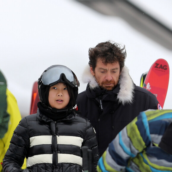Exclusif - Jade Hallyday et Pascal Balland - Laeticia Hallyday et son compagnon Pascal Balland lors d'une journée au ski à la station "Big Sky" dans le Montana avec leurs filles respectives, le 16 février 2020. "Big Sky" dans le Montana est une station huppée dans la région de Yellowstone, le fameux parc national. Elle n'est pas très loin de la station de ski complètement privée la plus VIP des US "Le Yellowstone Club", où les membres comme T. Brady et G. Bundchen ou encore B. Affleck, J. Garner, J. Timberlake viennent passer leur séjour au ski. Jade et Joy Hallyday (les filles de Laeticia) et Mathilde (la fille de Pascal) sont parties skier dans la matinée avec Philippe Stouvenot et sa femme Ghislaine (qui reçoivent Laeticia, Pascal et les filles dans leur villa lors de leurs vacances au ski). Les filles sont parties skier directement depuis le chalet pour rejoindre le centre de la station au pied des pistes de ski "Big Sky". Pascal les a rejoint en voiture au pied des pistes pour acheter les forfaits et les voir partir à ski avant de rentrer rejoindre Laeticia au Chalet. Laeticia et Pascal rejoignent les skieurs plus tard (en debut d'après midi) au pied des pistes. Ils mangent tous ensemble dans la caféteria puis se séparent à nouveau puisque Laeticia et Pascal ne skient pas. Ils finissent leur café. Laeticia embrasse tendrement Pascal à table, la main derrière la nuque, avec un regard très amoureux. Ils font du shopping dans le secteur. Laeticia porte un poncho en alpaga par dessus sa doudoune, une chapka en fausse fourrure et un sac à main YSL. Pascal semble toujours boiter. Il porte une doudoune Canada Goose. Ils repartent en voiture et se rendent dans un quartier commerçant à 15 min. Ils passent à la banque et dans l'une des rares supérettes de la station. Laeticia ressort du supermarché avec le sourire, un pack de bière italienne et des céréales "Cocoa Puffs".