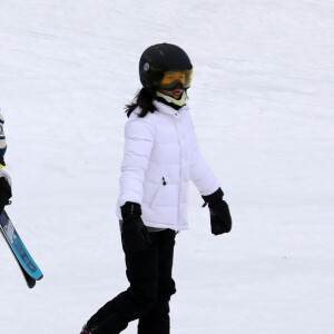 Exclusif - Joy Hallyday - Laeticia Hallyday et son compagnon Pascal Balland lors d'une journée au ski à la station "Big Sky" dans le Montana avec leurs filles respectives, le 16 février 2020. "Big Sky" dans le Montana est une station huppée dans la région de Yellowstone, le fameux parc national. Elle n'est pas très loin de la station de ski complètement privée la plus VIP des US "Le Yellowstone Club", où les membres comme T. Brady et G. Bundchen ou encore B. Affleck, J. Garner, J. Timberlake viennent passer leur séjour au ski. Jade et Joy Hallyday (les filles de Laeticia) et Mathilde (la fille de Pascal) sont parties skier dans la matinée avec Philippe Stouvenot et sa femme Ghislaine (qui reçoivent Laeticia, Pascal et les filles dans leur villa lors de leurs vacances au ski). Les filles sont parties skier directement depuis le chalet pour rejoindre le centre de la station au pied des pistes de ski "Big Sky". Pascal les a rejoint en voiture au pied des pistes pour acheter les forfaits et les voir partir à ski avant de rentrer rejoindre Laeticia au Chalet. Laeticia et Pascal rejoignent les skieurs plus tard (en debut d'après midi) au pied des pistes. Ils mangent tous ensemble dans la caféteria puis se séparent à nouveau puisque Laeticia et Pascal ne skient pas. Ils finissent leur café. Laeticia embrasse tendrement Pascal à table, la main derrière la nuque, avec un regard très amoureux. Ils font du shopping dans le secteur. Laeticia porte un poncho en alpaga par dessus sa doudoune, une chapka en fausse fourrure et un sac à main YSL. Pascal semble toujours boiter. Il porte une doudoune Canada Goose. Ils repartent en voiture et se rendent dans un quartier commerçant à 15 min. Ils passent à la banque et dans l'une des rares supérettes de la station. Laeticia ressort du supermarché avec le sourire, un pack de bière italienne et des céréales "Cocoa Puffs".