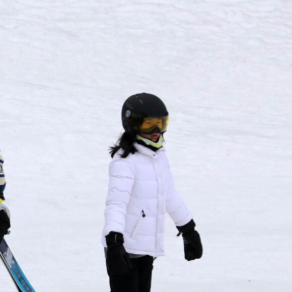 Exclusif - Joy Hallyday - Laeticia Hallyday et son compagnon Pascal Balland lors d'une journée au ski à la station "Big Sky" dans le Montana avec leurs filles respectives, le 16 février 2020. "Big Sky" dans le Montana est une station huppée dans la région de Yellowstone, le fameux parc national. Elle n'est pas très loin de la station de ski complètement privée la plus VIP des US "Le Yellowstone Club", où les membres comme T. Brady et G. Bundchen ou encore B. Affleck, J. Garner, J. Timberlake viennent passer leur séjour au ski. Jade et Joy Hallyday (les filles de Laeticia) et Mathilde (la fille de Pascal) sont parties skier dans la matinée avec Philippe Stouvenot et sa femme Ghislaine (qui reçoivent Laeticia, Pascal et les filles dans leur villa lors de leurs vacances au ski). Les filles sont parties skier directement depuis le chalet pour rejoindre le centre de la station au pied des pistes de ski "Big Sky". Pascal les a rejoint en voiture au pied des pistes pour acheter les forfaits et les voir partir à ski avant de rentrer rejoindre Laeticia au Chalet. Laeticia et Pascal rejoignent les skieurs plus tard (en debut d'après midi) au pied des pistes. Ils mangent tous ensemble dans la caféteria puis se séparent à nouveau puisque Laeticia et Pascal ne skient pas. Ils finissent leur café. Laeticia embrasse tendrement Pascal à table, la main derrière la nuque, avec un regard très amoureux. Ils font du shopping dans le secteur. Laeticia porte un poncho en alpaga par dessus sa doudoune, une chapka en fausse fourrure et un sac à main YSL. Pascal semble toujours boiter. Il porte une doudoune Canada Goose. Ils repartent en voiture et se rendent dans un quartier commerçant à 15 min. Ils passent à la banque et dans l'une des rares supérettes de la station. Laeticia ressort du supermarché avec le sourire, un pack de bière italienne et des céréales "Cocoa Puffs".