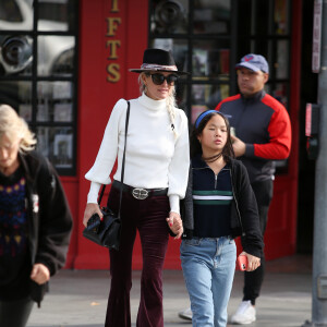 Exclusif- Laeticia Hallyday et ses filles Jade et Joy font du shopping dans une boutique de sport à Santa Monica le 18 janvier 2020. Elles sont ensuite allées déjeuner au restaurant Sushi Roku, avant de rejoindre Mathilde Balland un peu plus loin sur la 3rd Street Promenade à Santa Monica. Jade et Mathilde sont visiblement de plus en plus amies et prennent la pose pour une photo avec Laeticia. Elles sont ensuite allées se promener pendant que Laeticia rentrait avec Joy à la villa.