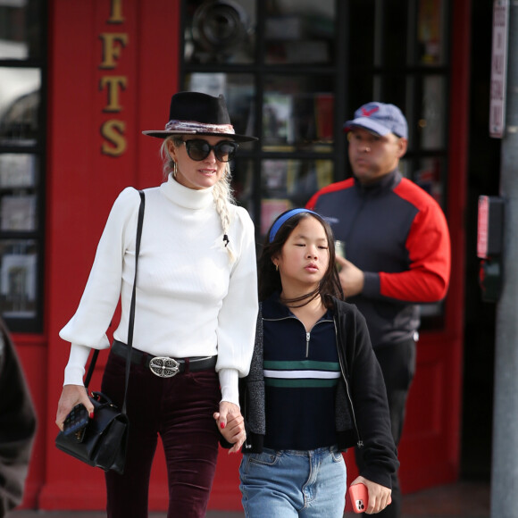 Exclusif- Laeticia Hallyday et ses filles Jade et Joy font du shopping dans une boutique de sport à Santa Monica le 18 janvier 2020. Elles sont ensuite allées déjeuner au restaurant Sushi Roku, avant de rejoindre Mathilde Balland un peu plus loin sur la 3rd Street Promenade à Santa Monica. Jade et Mathilde sont visiblement de plus en plus amies et prennent la pose pour une photo avec Laeticia. Elles sont ensuite allées se promener pendant que Laeticia rentrait avec Joy à la villa.
