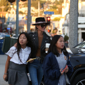 Exclusif - Laeticia Hallyday et ses filles Jade et Joy font du shopping à Santa Monica le 17 janvier 2020. Sur le retour de l'école elles se sont arrêtées dans une boutique de bougies parfumées confectionnées sur mesure, le Stone Candles Bar. Joy insiste pour aider sa mère à porter le gros carton rempli de bougies qu'elles viennent de récupérer. Puis elles se sont rendues au Starbucks de Pacific Palisades. Les filles portent l'uniforme de l'école.