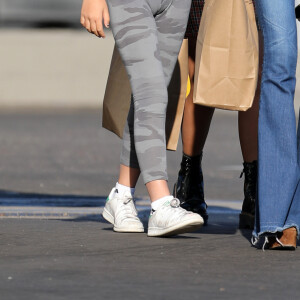 Exclusif - De retour à Los Angeles, Laeticia Hallyday et ses filles Jade et Joy sont allées faire des courses au "Seafood Market & Cafe" de Santa Monica, le 12 janvier 2020. Laeticia et ses filles sont arrivées la veille à Los Angeles en provenance de Paris.