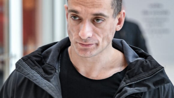 Piotr Pavlenski "a enfoncé la lame dans ma jambe": l'activiste mis en examen