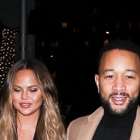 Chrissy Teigen et son mari John Legend sont allés diner en amoureux au restaurant Madeo dans le quartier de Beverly Hills à Los Angeles, le 27 février 2020  Happy couple Chrissy Teigen and John Legend seen arriving at Madeo for a dinner date in Beverly Hills. 27th february 202027/02/2020 - Los Angeles