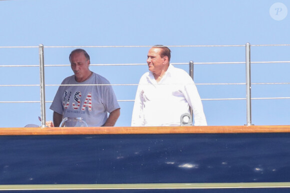 Silvio Berlusconi et sa compagne Francesca Pascale se relaxent à bord d'un yacht avec des amis à Ibiza le 21 juillet 2018