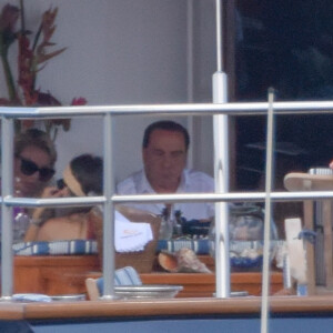 Silvio Berlusconi et sa compagne Francesca Pascale se relaxent à bord d'un yacht avec des amis à Ibiza le 21 juillet 2018