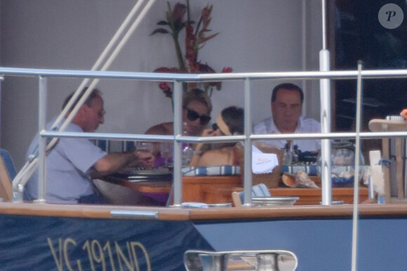Silvio Berlusconi et sa compagne Francesca Pascale se relaxent à bord d'un yacht avec des amis à Ibiza le 21 juillet 2018