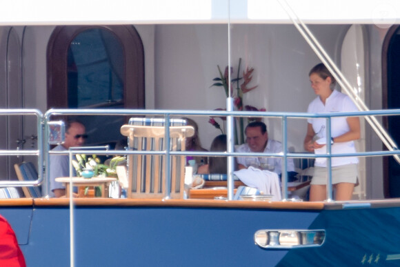 Silvio Berlusconi et sa compagne Francesca Pascale se relaxent à bord d'un yacht avec des amis à Ibiza le 21 juillet 2018