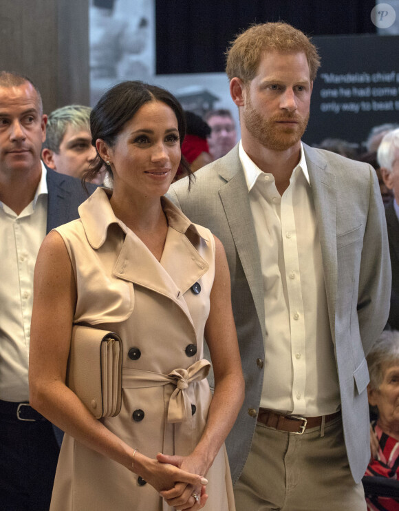 Le prince Harry, duc de Sussex et Meghan Markle, duchesse de Sussex lors de leur visite de l'exposition commémorative de la naissance de Nelson Mandela au centre Southbank à Londres le 17 juillet 2018.