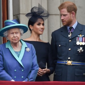 La reine Elisabeth II d'Angleterre, Meghan Markle, duchesse de Sussex (habillée en Dior Haute Couture par Maria Grazia Chiuri), le prince Harry, duc de Sussex - La famille royale d'Angleterre lors de la parade aérienne de la RAF pour le centième anniversaire au palais de Buckingham à Londres. Le 10 juillet 2018.