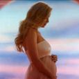 Katy Perry dévoile sa première grossesse dans son clip "Never Worn White" sur YouTube, le 4 mars 2020.