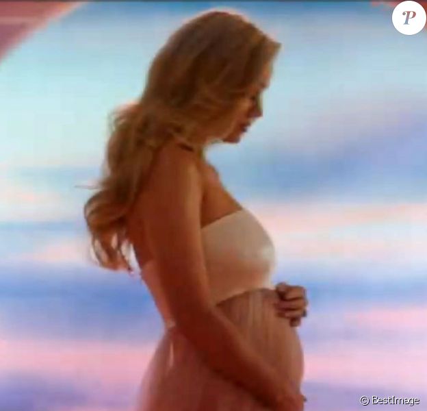 Katy Perry dévoile sa première grossesse dans son clip "Never Worn White" sur YouTube, le 4 mars 2020.