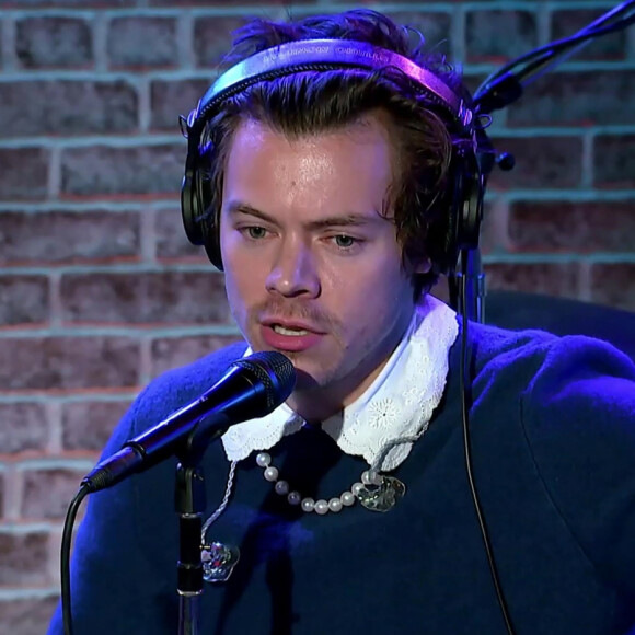 Harry Styles raconte à Howard Stern la nuit où il a été agressé au couteau et révèle un détail sur lequel la presse s'est trompée, il n'y avait pas qu'un seul agresseur mais plusieurs.