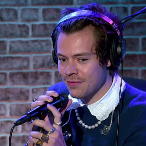 Harry Styles raconte à Howard Stern la nuit où il a été agressé au couteau et révèle un détail sur lequel la presse s'est trompée, il n'y avait pas qu'un seul agresseur mais plusieurs.