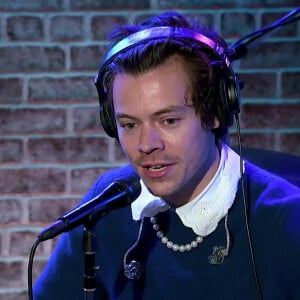 Harry Styles raconte à Howard Stern la nuit où il a été agressé au couteau et révèle un détail sur lequel la presse s'est trompée, il n'y avait pas qu'un seul agresseur mais plusieurs.