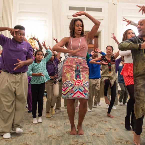 La Premiere Dame americaine Michelle Obama a participé avec d'autres élèves à un cours de danse façon Bollywood à l'occasion de la fêtehindoue Diwali, dans la salle des réceptions de la Maison Blanche à Washington, le 5 Novembre 2013.