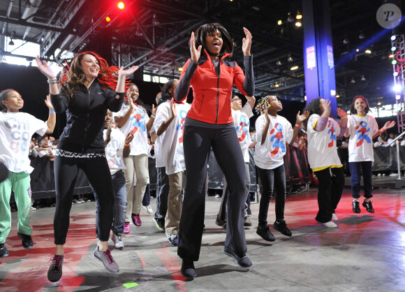 Michelle Obama danse avec des étudiants de Chicago, le 28 février 2013.