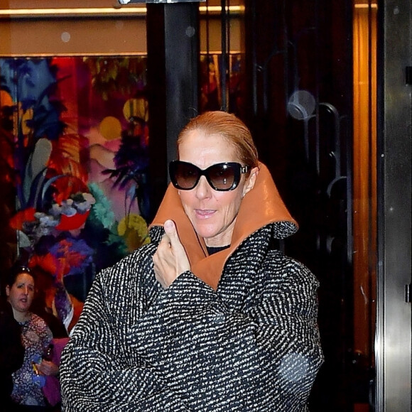 Céline Dion porte un manteau surdimensionné JW Anderson à New York, Etats-Unis, le 6 mars 2020.