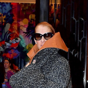 Céline Dion porte un manteau surdimensionné JW Anderson à New York, Etats-Unis, le 6 mars 2020.
