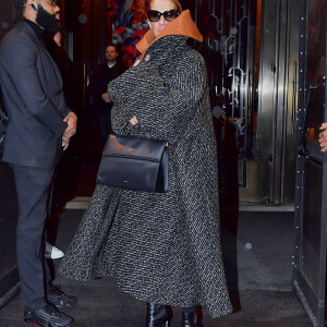 Céline Dion porte un manteau surdimensionné JW Anderson à New York, Etats-Unis, le 6 mars 2020.