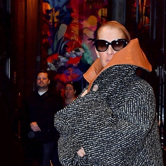 Céline Dion porte un manteau surdimensionné JW Anderson à New York, Etats-Unis, le 6 mars 2020.