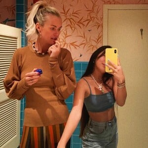 Jade Hallyday a réalisé un selfie avec sa maman Laeticia, dans les toilettes du restaurant Ivy at the Shore situé à Monica (Los Angeles). Jade a partagé la photo sur sa page Instagram le 8 mars 2020. 