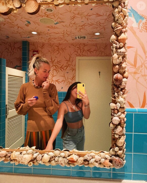 Jade Hallyday a réalisé un selfie avec sa maman Laeticia, dans les toilettes du restaurant Ivy at the Shore situé à Monica (Los Angeles). Jade a partagé la photo sur sa page Instagram le 8 mars 2020. 
