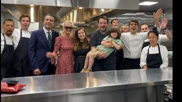 Laeticia Hallyday a mangé dans le restaurant "Gucci Osteria da Massimo Bottura" à Los Angeles le 8 mars 2020, en compagnie du chef Jean-François Piège, son épouse Elodie et leur fils Antoine.