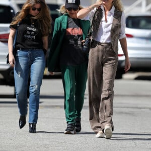 Laeticia Hallyday est allée déjeuner au restaurant français "Ladurée Beverly Hills" en compagnie de sa mère Françoise Thibault et une amie Elodie Piège à Los Angeles le 15 mars 2019.