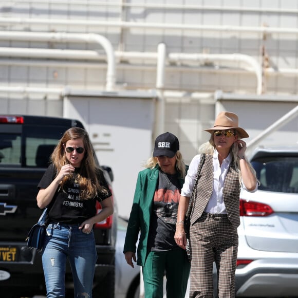 Laeticia Hallyday est allée déjeuner au restaurant français "Ladurée Beverly Hills" en compagnie de sa mère Françoise Thibault et une amie Elodie Piège à Los Angeles le 15 mars 2019.