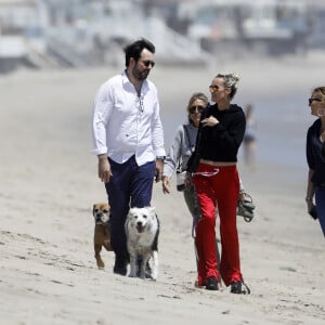 Laeticia Hallyday accompagnée de sa chienne Cheyenne va déjeuner avec Jean-François Piège et sa femme Elodie, Yaël Abrot, Christina accompagnée de sa chienne et Ezra Petronio avec sa compagne Lana Petrusevych au restaurant Nobu à Malibu le 10 mai 2018.