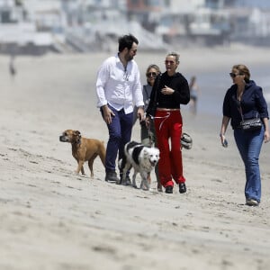 Laeticia Hallyday accompagnée de sa chienne Cheyenne va déjeuner avec Jean-François Piège et sa femme Elodie, Yaël Abrot, Christina accompagnée de sa chienne et Ezra Petronio avec sa compagne Lana Petrusevych au restaurant Nobu à Malibu le 10 mai 2018.