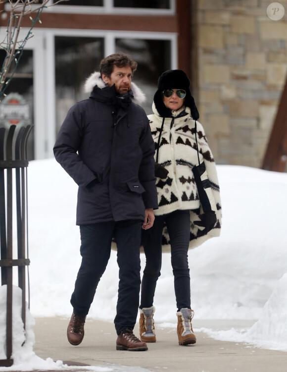 Exclusif - Laeticia Hallyday et son compagnon Pascal Balland lors d'une journée au ski à la station "Big Sky" dans le Montana avec leurs filles respectives, le 16 février 2020.