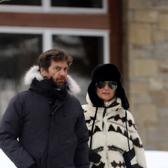 Exclusif - Laeticia Hallyday et son compagnon Pascal Balland lors d'une journée au ski à la station "Big Sky" dans le Montana avec leurs filles respectives, le 16 février 2020.