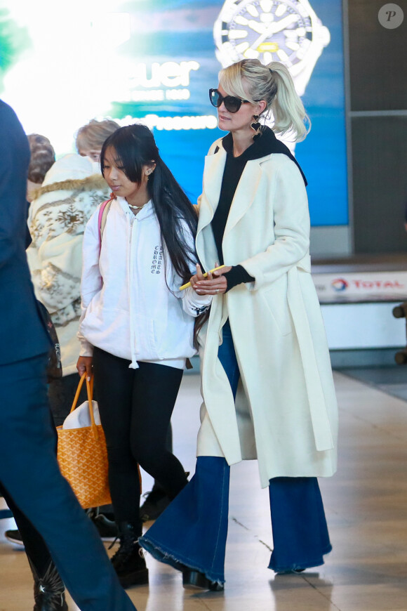 Laeticia Hallyday, sa fille Jade - Laeticia Hallyday arrive en famille avec ses filles et sa mère à l'aéroport Roissy CDG le 19 novembre 2019.