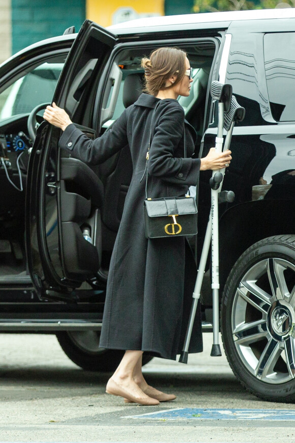 Angelina Jolie est allée au cinéma avec ses enfants à Los Angeles. La petite Shiloh marche difficilement à l'aide de béquilles. Le 9 mars 2020.