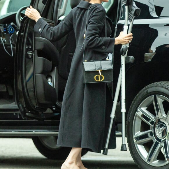 Angelina Jolie est allée au cinéma avec ses enfants à Los Angeles. La petite Shiloh marche difficilement à l'aide de béquilles. Le 9 mars 2020.