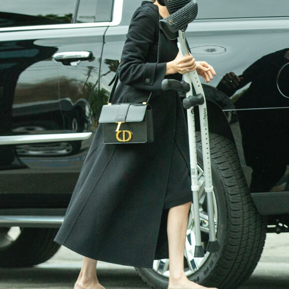 Angelina Jolie est allée au cinéma avec ses enfants à Los Angeles. La petite Shiloh marche difficilement à l'aide de béquilles. Le 9 mars 2020.