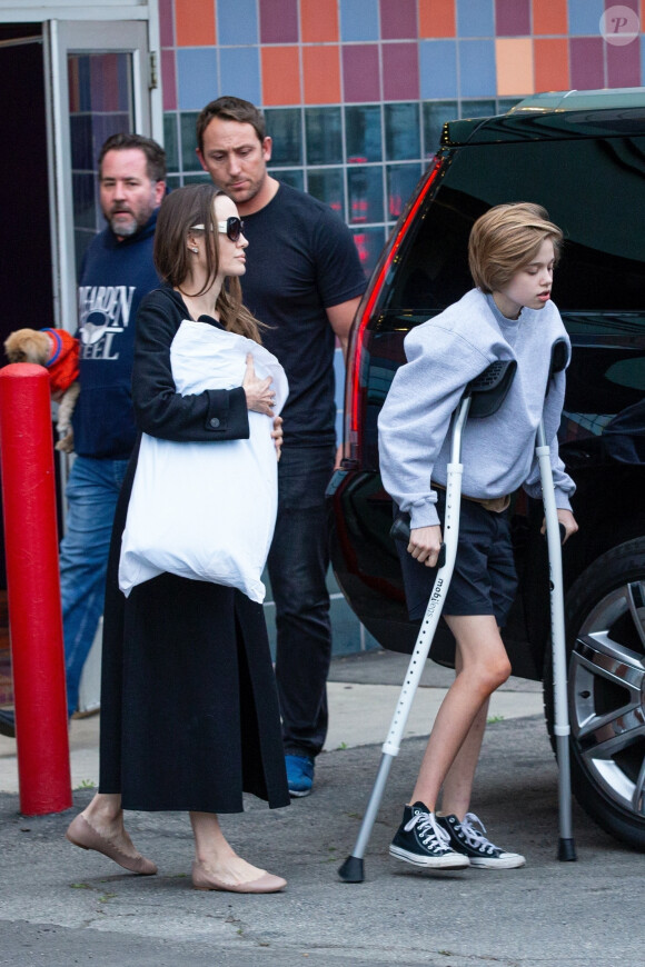 Angelina Jolie est allée au cinéma avec ses enfants Shiloh, Vivienne, Knox et Zahara à Los Angeles. La petite Shiloh marche difficilement à l'aide de béquilles. Le 9 mars 2020.