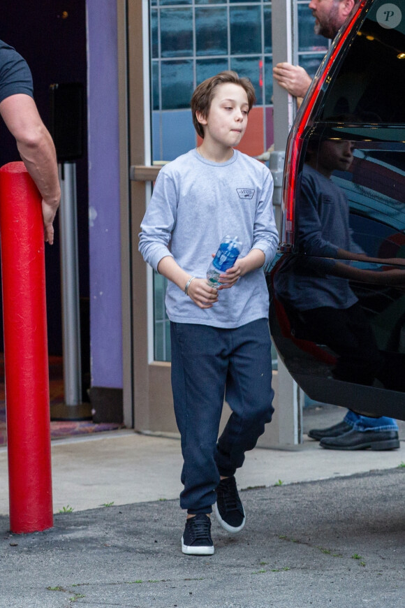 Angelina Jolie est allée au cinéma avec ses enfants Shiloh, Vivienne, Knox et Zahara à Los Angeles. La petite Shiloh marche difficilement à l'aide de béquilles. Le 9 mars 2020.