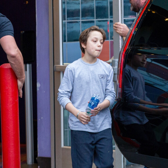Angelina Jolie est allée au cinéma avec ses enfants Shiloh, Vivienne, Knox et Zahara à Los Angeles. La petite Shiloh marche difficilement à l'aide de béquilles. Le 9 mars 2020.