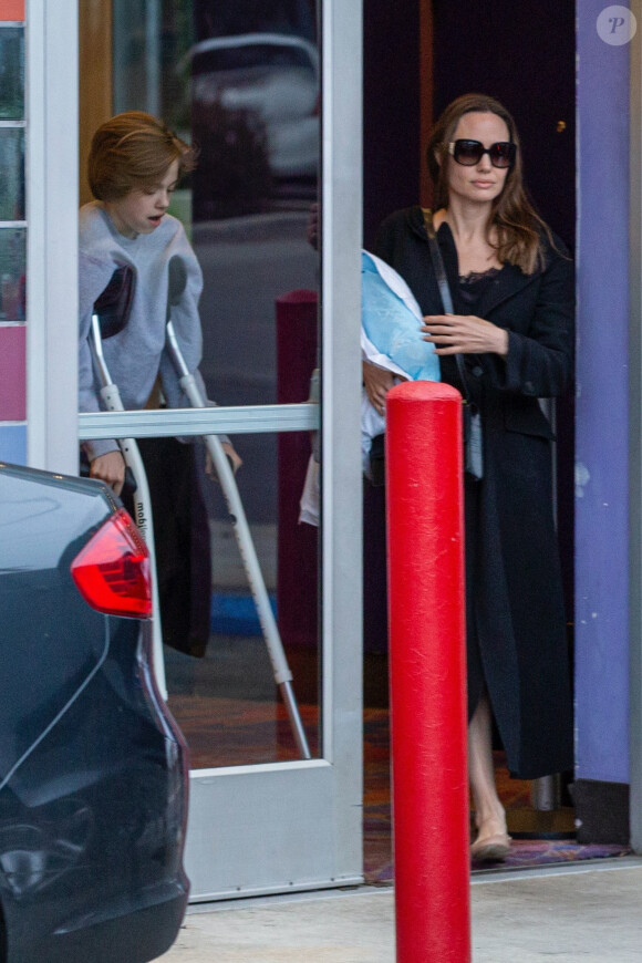 Angelina Jolie est allée au cinéma avec ses enfants Shiloh, Vivienne, Knox et Zahara à Los Angeles. La petite Shiloh marche difficilement à l'aide de béquilles. Le 9 mars 2020.