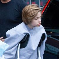 Angelina Jolie : Shiloh marche difficilement, en béquilles, après l'opération